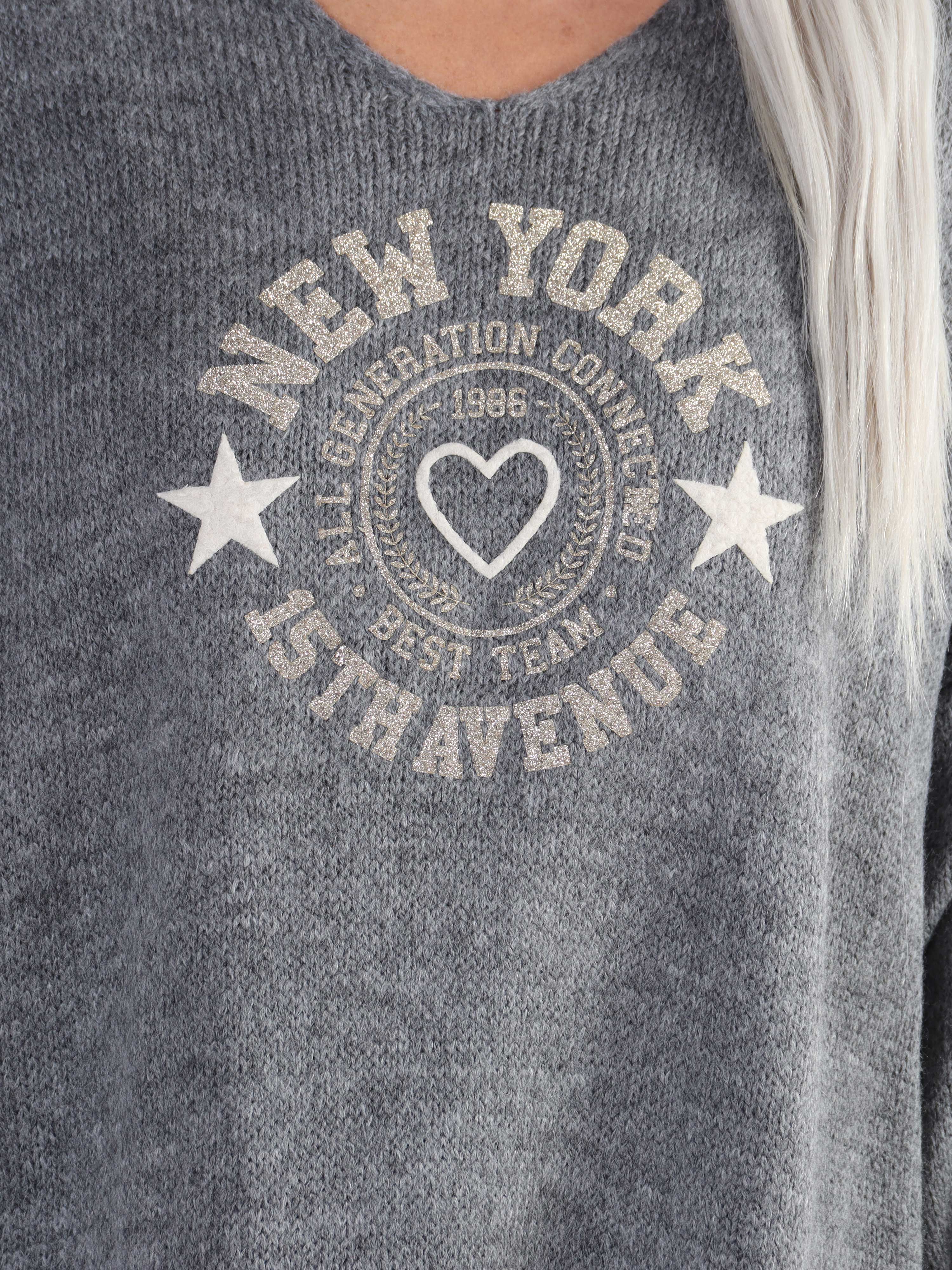 Achilla - Plus size strikbluse med guld print foran